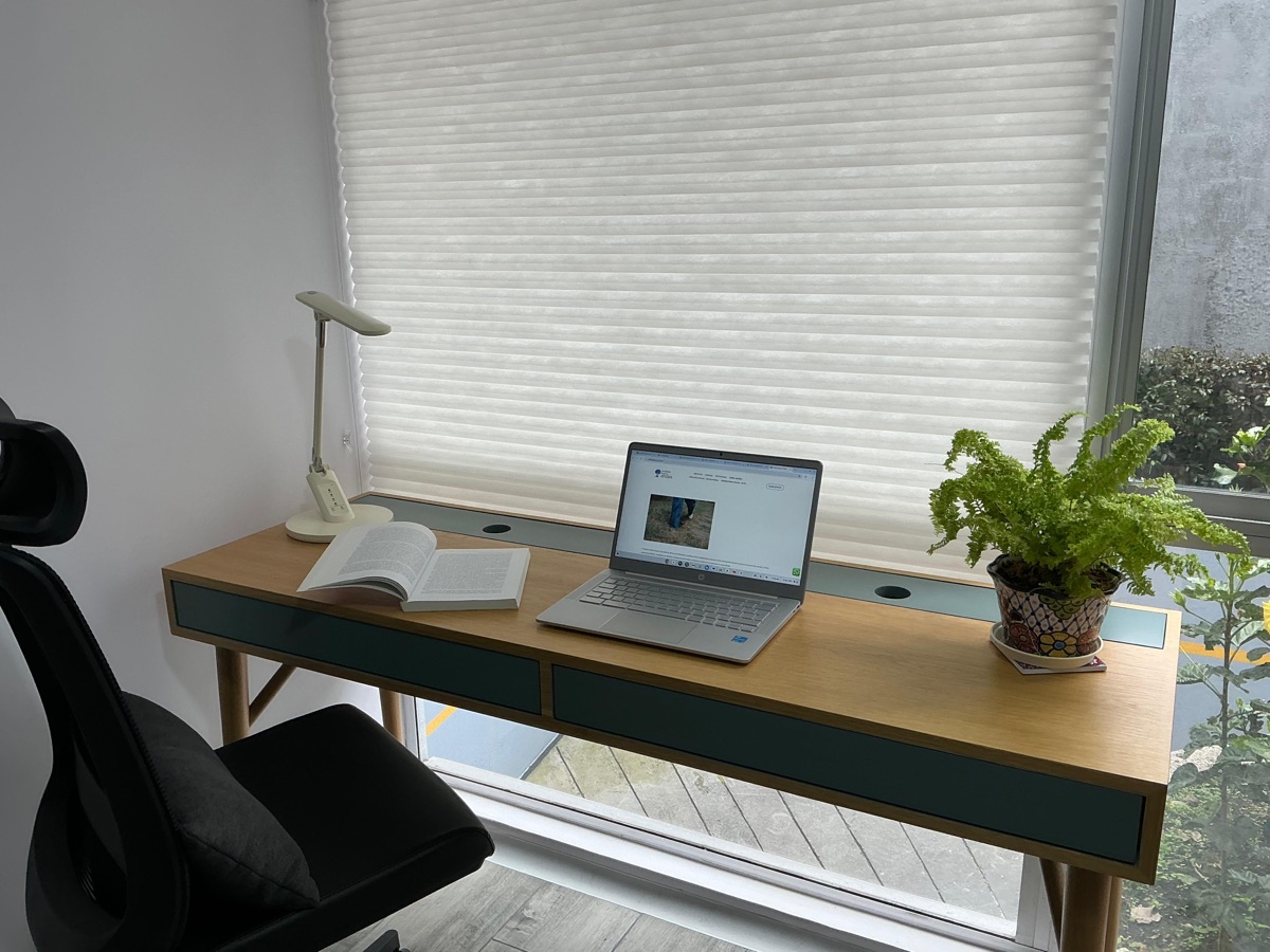 Escritorio de trabajo con luz natural