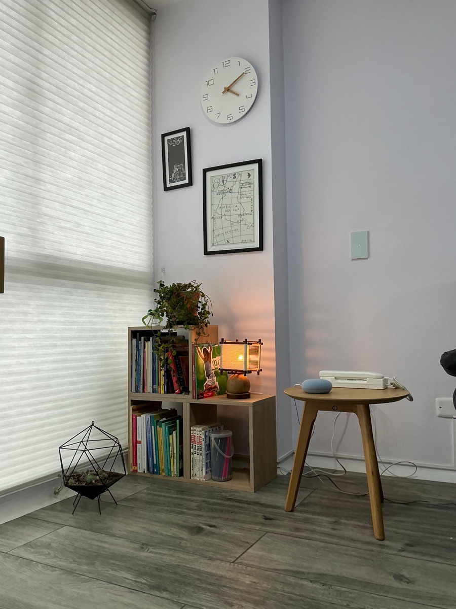 Rincón de libros infantiles y lámpara